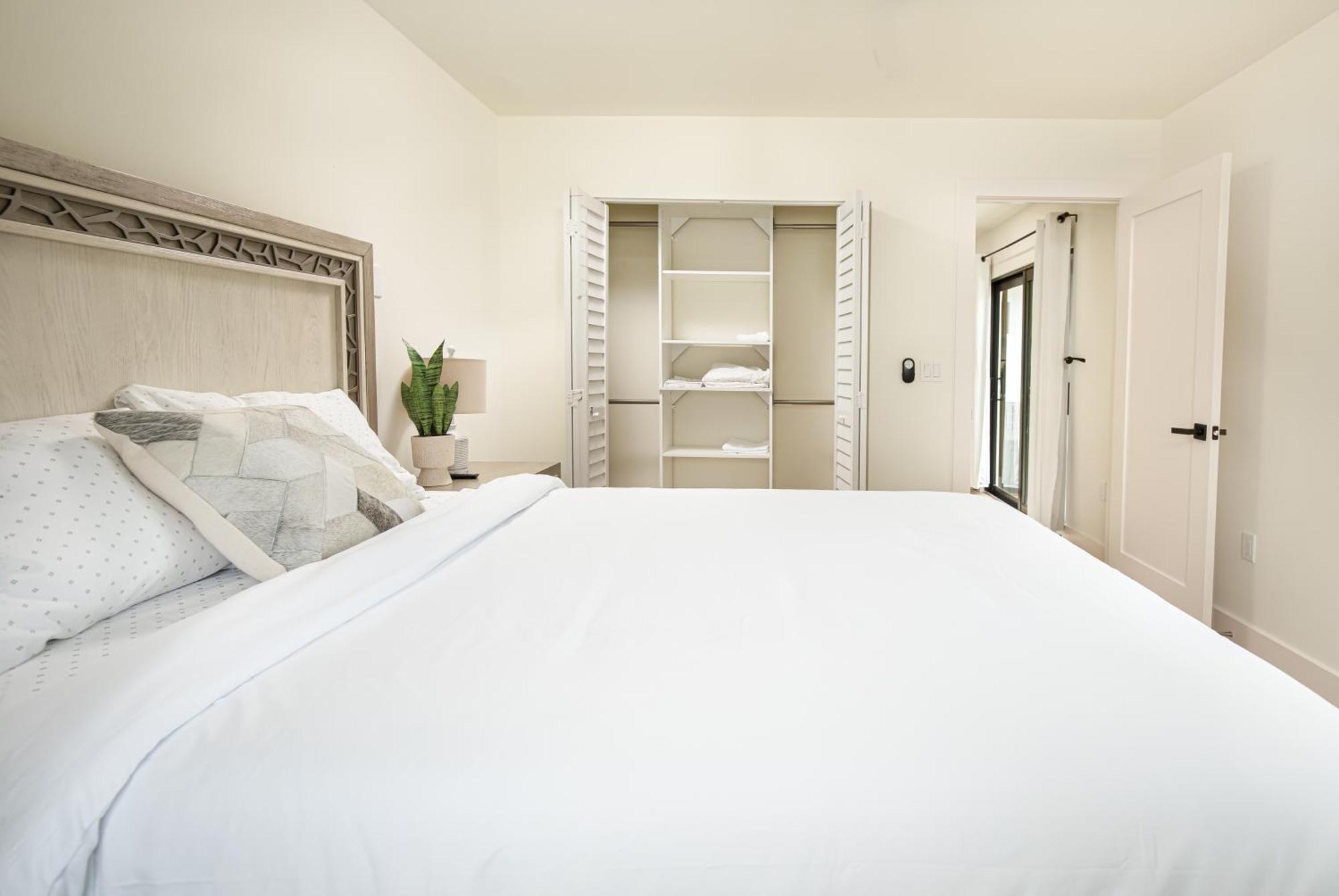 Black Vanilla - Stylish Symphony 3Miles Downtown North North Naples Exteriör bild
